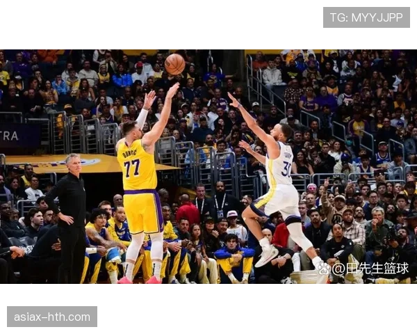 戴维斯无球跑动盘活湖人进攻,关键战闪耀助球队取胜 戴维斯无球跑动盘活湖人进攻,关键战闪耀助球队取胜